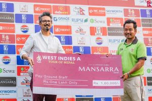 Read more about the article क्रिक्रेट ग्राउण्डमा काम गर्ने कर्मचारीलाई ‘मनसरा’ टिमको १ लाख सहयोग