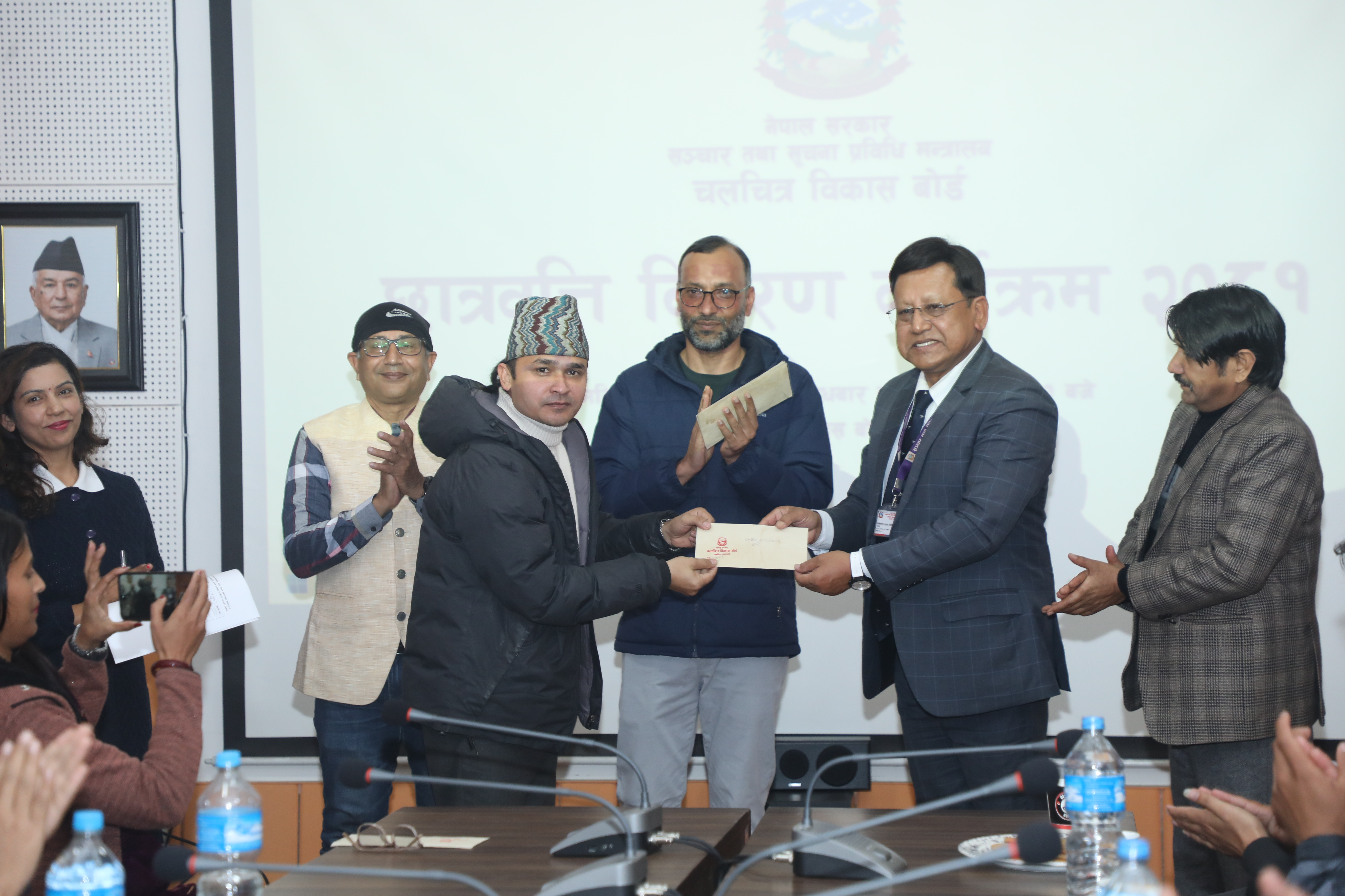 Read more about the article चलचित्र विकास बोर्डद्धारा चलचित्र अध्ययन गर्न चाहने माध्यमिक देखि पिएचडि सम्मका विद्यार्थिहरुलाई छात्रवृत्ति प्रदान
